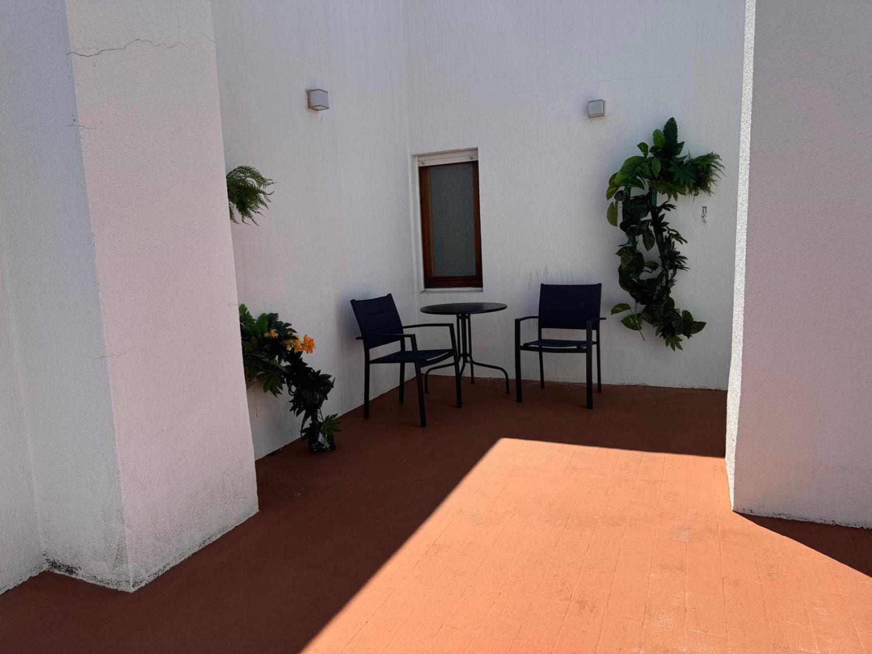 אוייראס Aomo Art Space Hostel מראה חיצוני תמונה