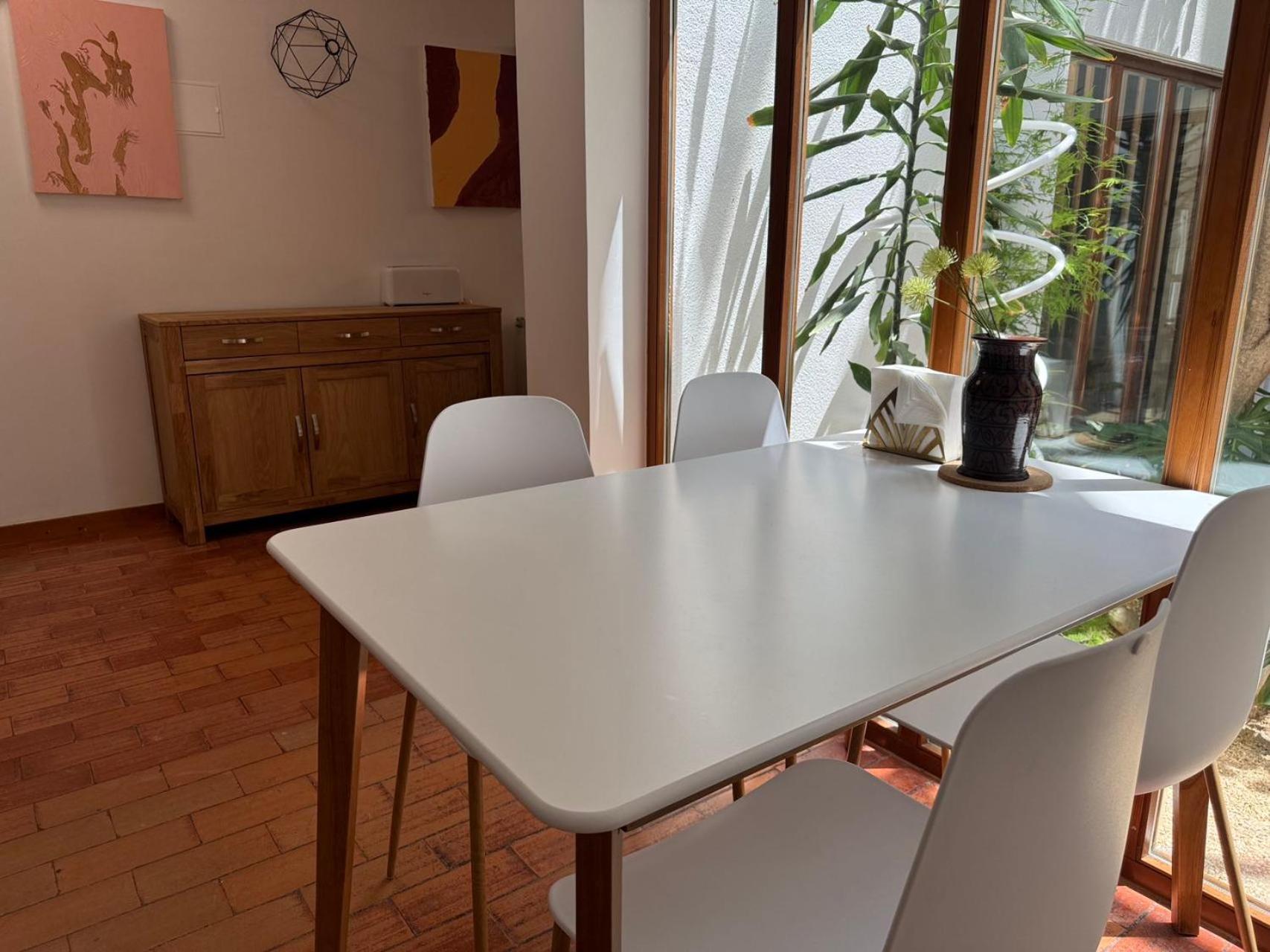 אוייראס Aomo Art Space Hostel מראה חיצוני תמונה