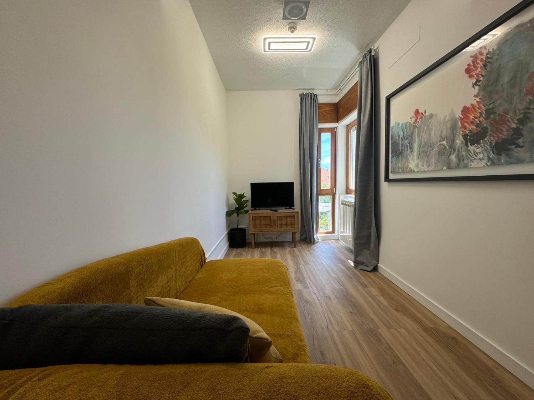 אוייראס Aomo Art Space Hostel מראה חיצוני תמונה