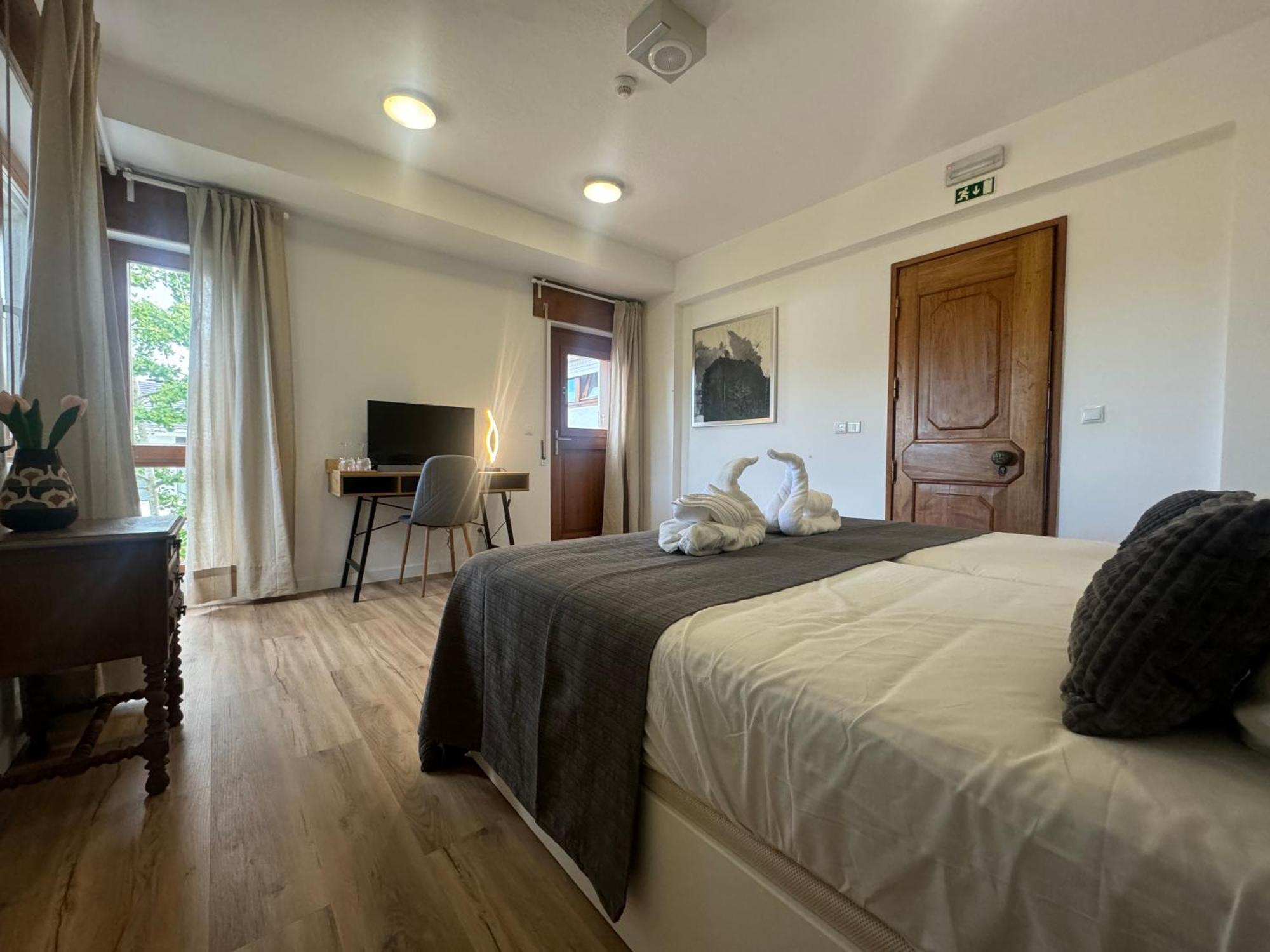 אוייראס Aomo Art Space Hostel מראה חיצוני תמונה
